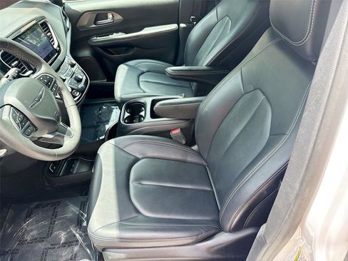 Used 2025 Chrysler Pacifica Select FWD image 21