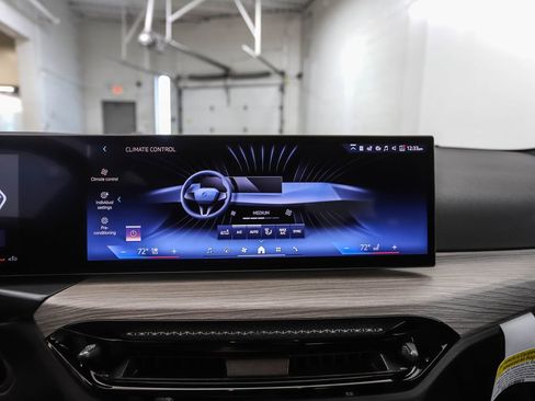 Used 2025 BMW 330i xDrive Sedan w/ Convenience Package image 15