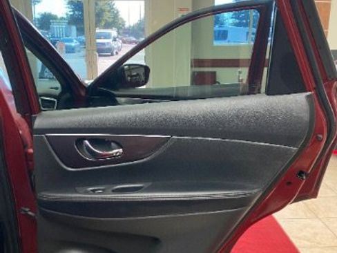 Used 2016 Nissan Rogue SV image 12