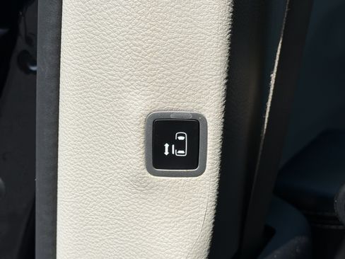 Used 2024 Chrysler Pacifica Touring-L FWD image 21