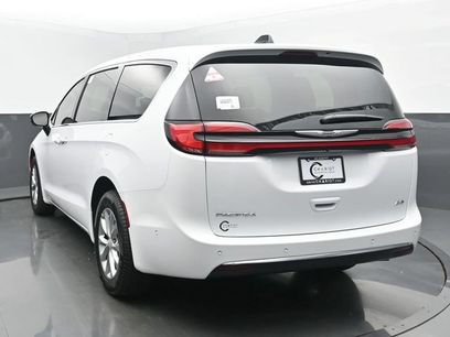 New 2025 Chrysler Pacifica Select w/ Uconnect Theater Family Group