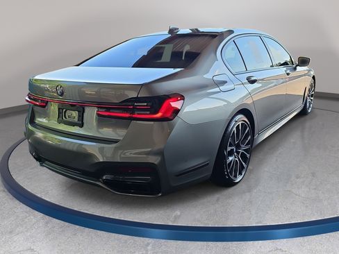 Used 2022 BMW 740i w/ M Sport Package RWD image 5
