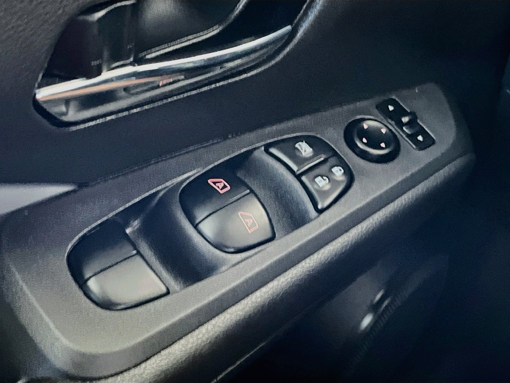 Used 2023 Nissan Kicks SR w/ SR Premium Package FWD image 17