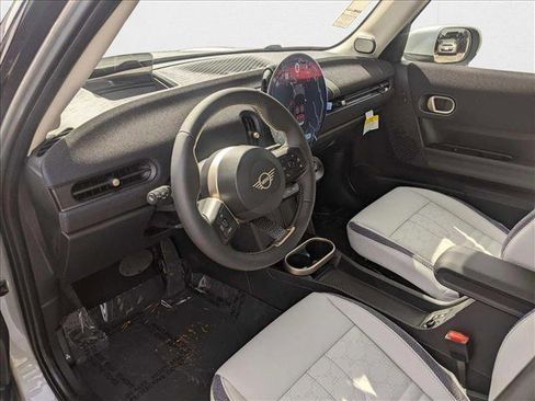 Used 2025 MINI Cooper 4-Door Hardtop image 3