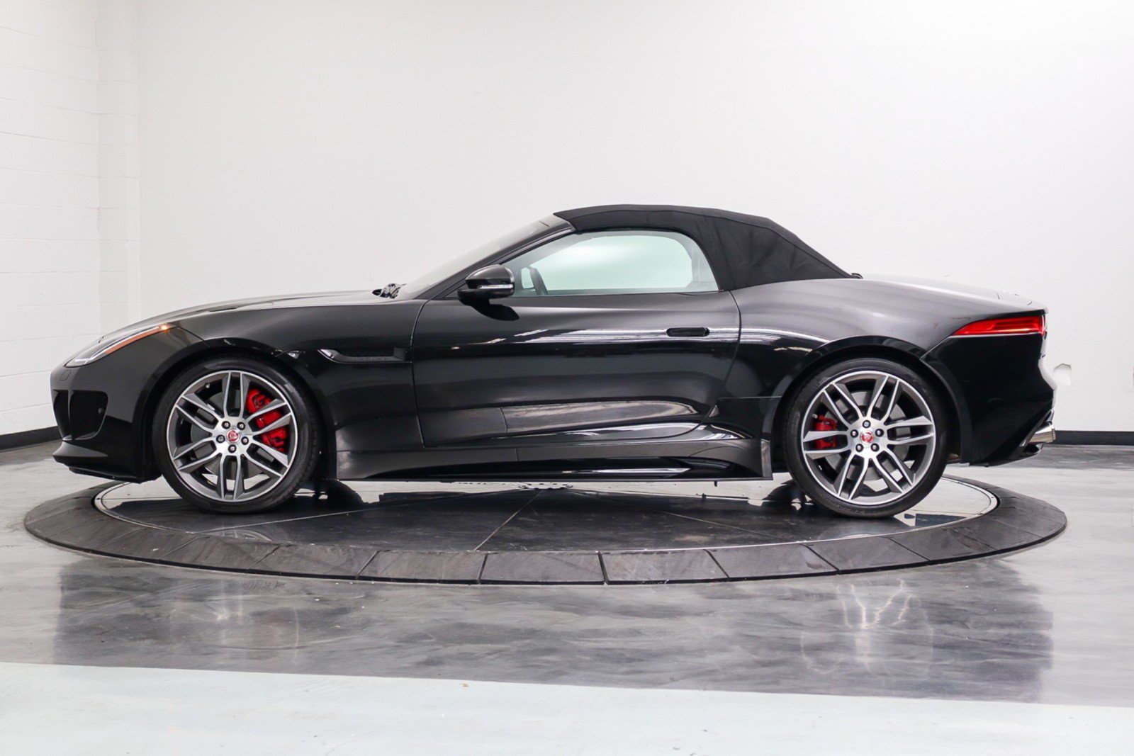 Used 2017 Jaguar F-TYPE R AWD/4WD image 2