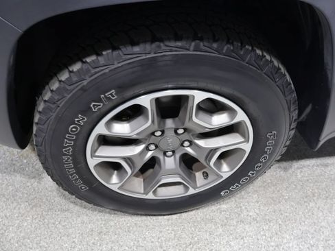 Used 2022 Jeep Cherokee Trailhawk w/ Premium Leather Package AWD/4WD image 10