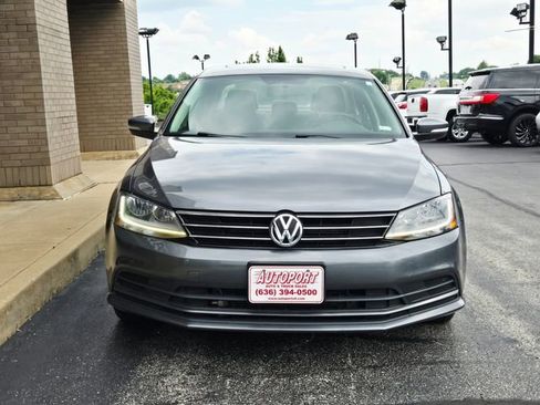 Used 2017 Volkswagen Jetta SE FWD image 2