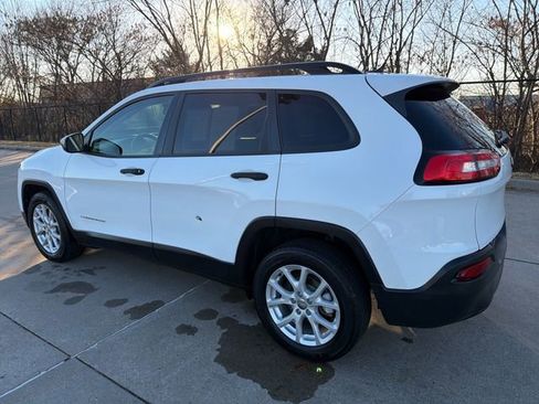 Used 2016 Jeep Cherokee Sport image 3