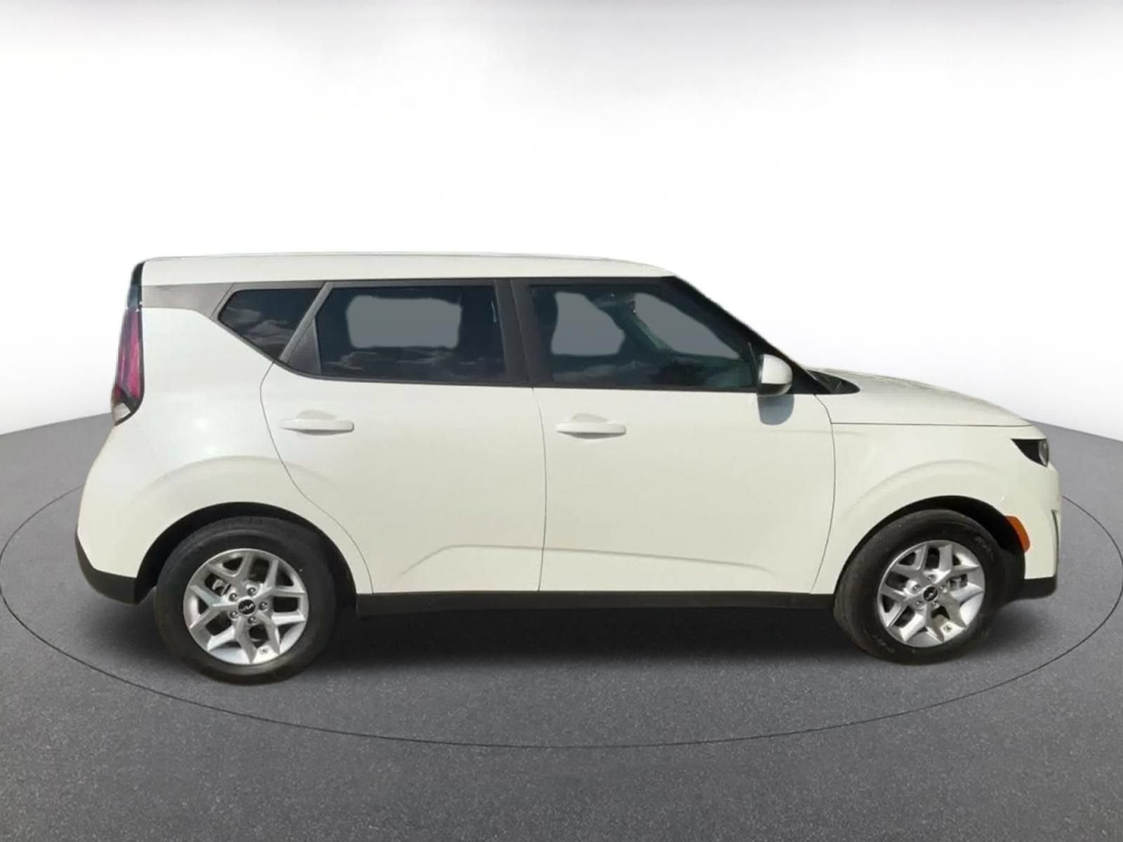 Used 2025 Kia Soul LX w/ LX Technology Package FWD image 15