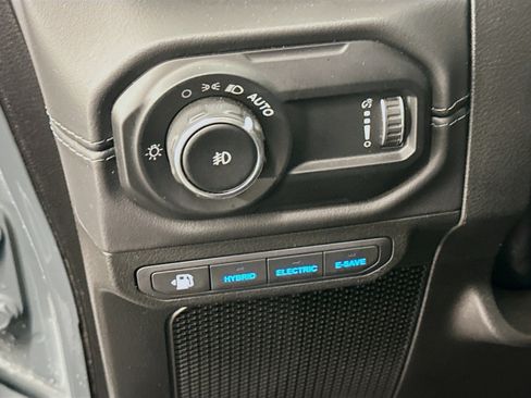 Used 2025 Jeep Wrangler Sahara image 17