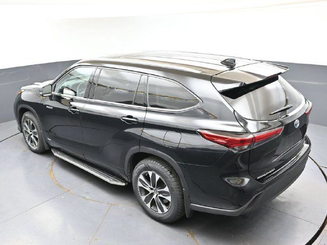 Used 2021 Toyota Highlander XLE AWD/4WD image 39