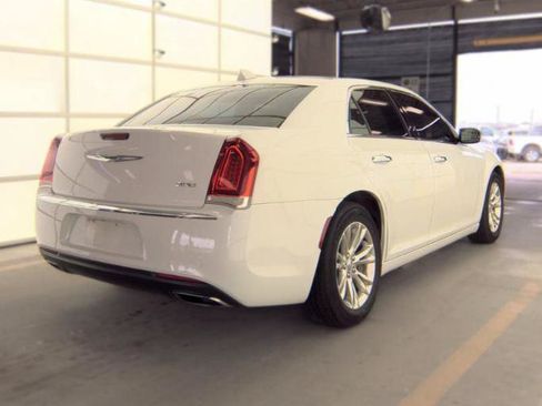 Used 2017 Chrysler 300 C RWD image 6