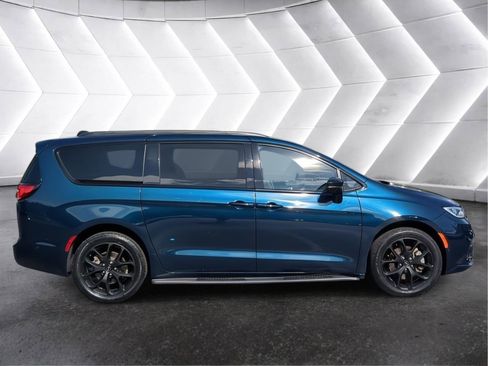 Used 2023 Chrysler Pacifica Limited w/ S Appearance Package AWD/4WD image 6