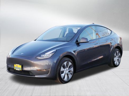 Used 2023 Tesla Model Y Long Range image 3