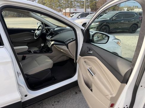 Used 2019 Ford Escape SE image 18