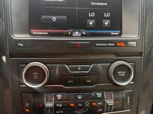 Used 2016 Ford Explorer XLT w/ Equipment Group 202A FWD image 8