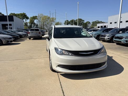 Used 2017 Chrysler Pacifica Touring image 7