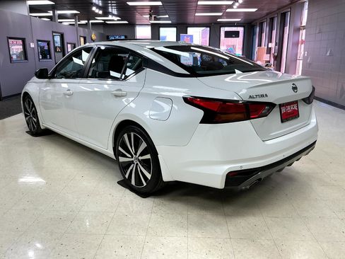 Used 2021 Nissan Altima 2.5 SR w/ SR Premium Package image 6