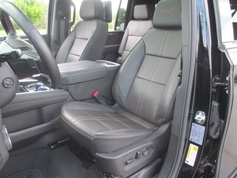 Used 2025 Chevrolet Suburban High Country AWD/4WD image 23