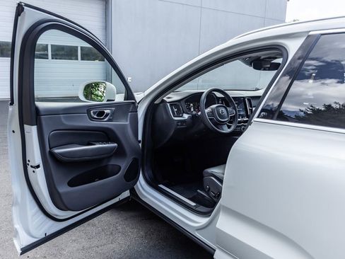 Used 2020 Volvo XC60 T6 Momentum AWD/4WD image 23