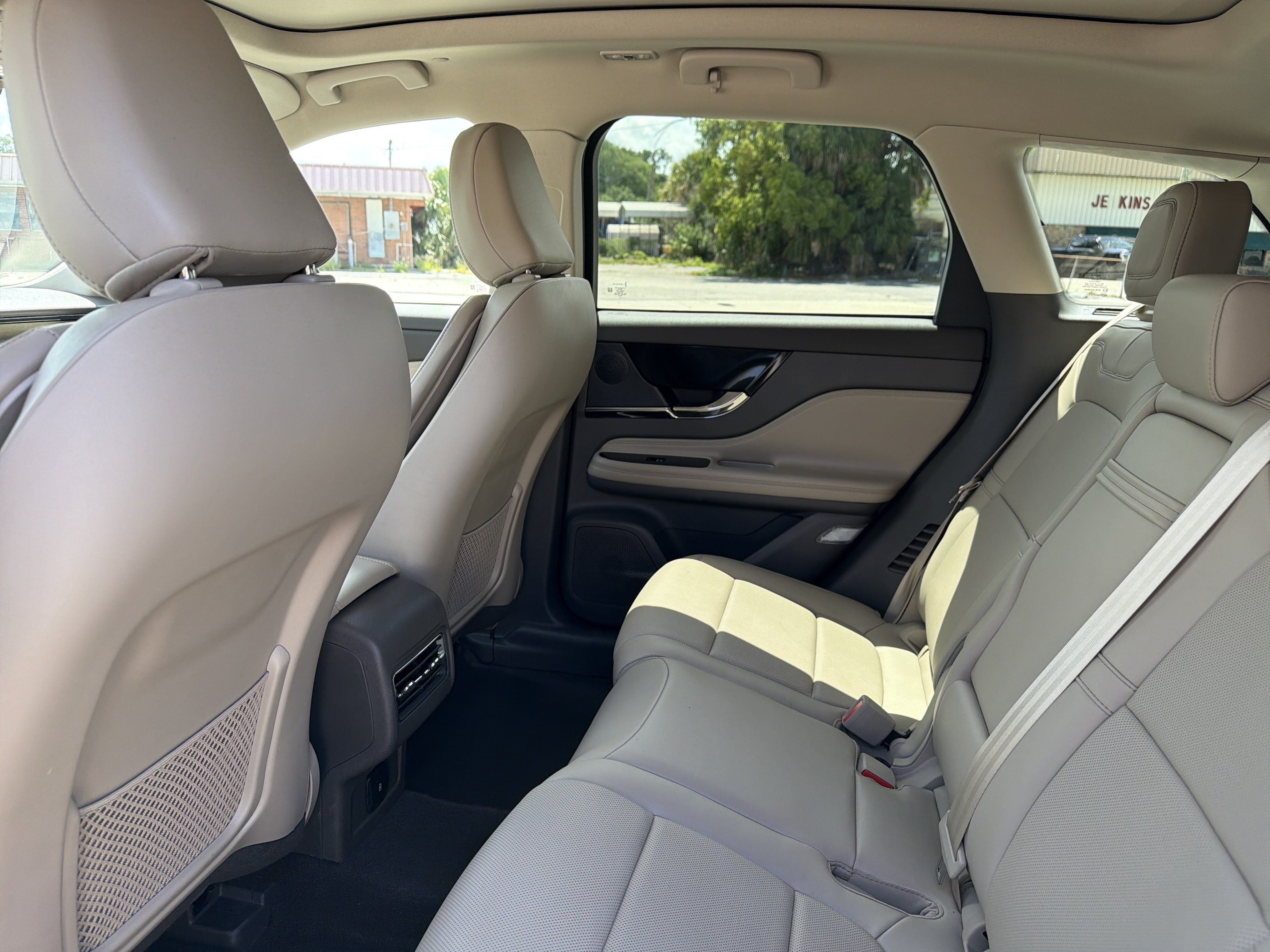 Certified 2024 Lincoln Corsair Grand Touring w/ Rear Removable Package Tray AWD/4WD image 15