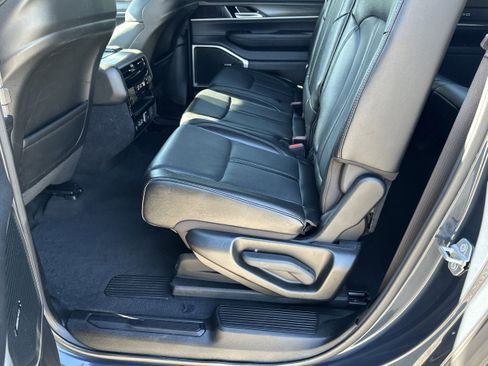 Used 2024 Jeep Wagoneer L Series II w/ Flexible Seating Group RWD image 20