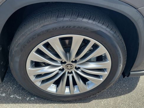 Used 2024 Toyota Highlander Platinum FWD image 8