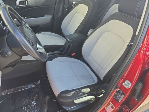 Used 2024 Hyundai Venue SEL image 20