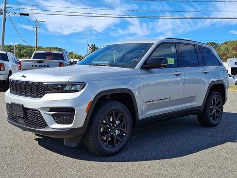 New 2025 Jeep Grand Cherokee Altitude image 2