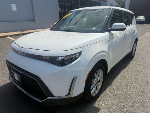 Used 2023 Kia Soul LX w/ LX Technology Package FWD image 1