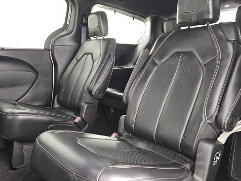 Used 2022 Chrysler Pacifica Touring-L w/ Uconnect Theater Family Group AWD/4WD image 37