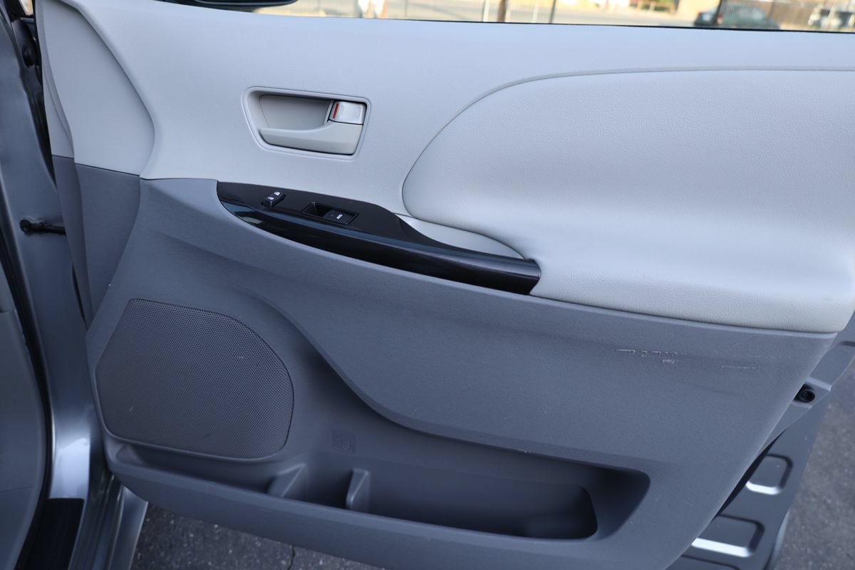 Used 2011 Toyota Sienna LE AWD/4WD image 17