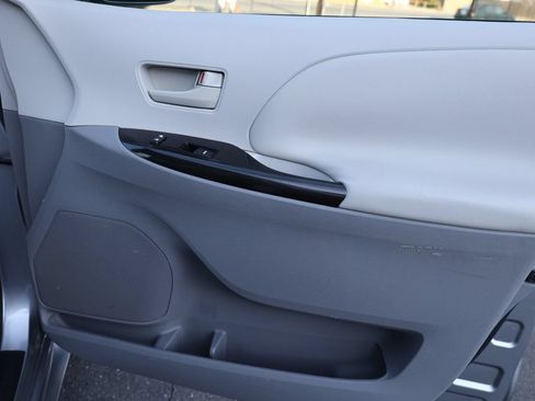 Used 2011 Toyota Sienna LE AWD/4WD image 17