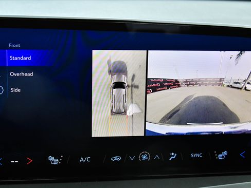 Used 2024 Chevrolet Traverse LT image 23