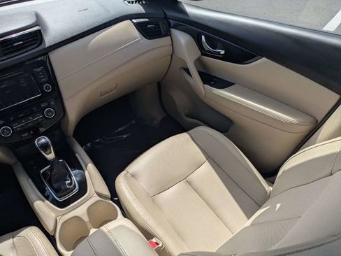 Used 2019 Nissan Rogue SL w/ Premium Package image 17