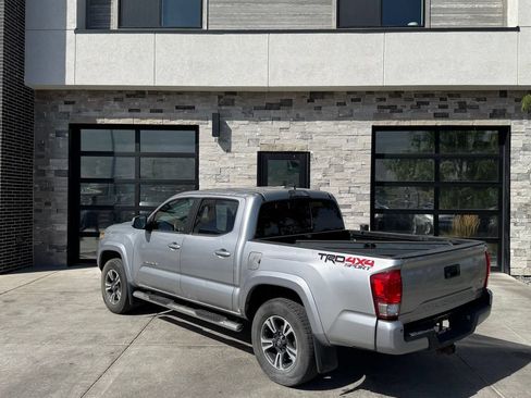 Used 2017 Toyota Tacoma TRD Sport AWD/4WD image 5