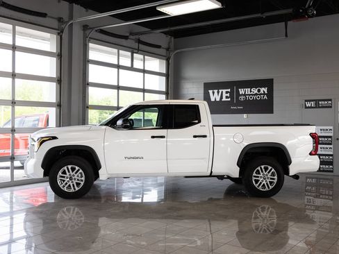 Used 2023 Toyota Tundra SR5 w/ SR5 Convenience Package AWD/4WD image 1