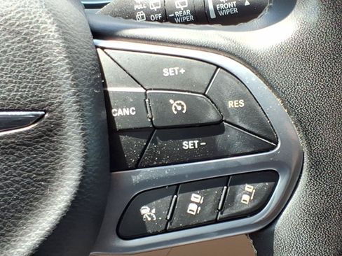 Used 2024 Chrysler Pacifica Touring-L FWD image 18