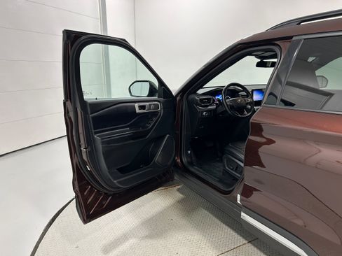 Used 2020 Ford Explorer XLT w/ Equipment Group 202A AWD/4WD image 21