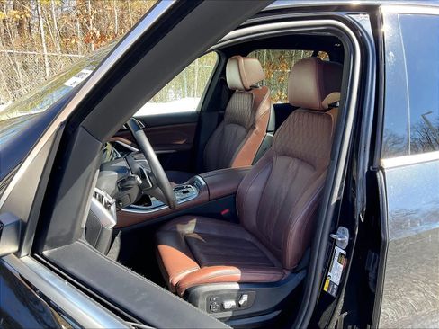 Used 2025 BMW X5 xDrive50e image 10