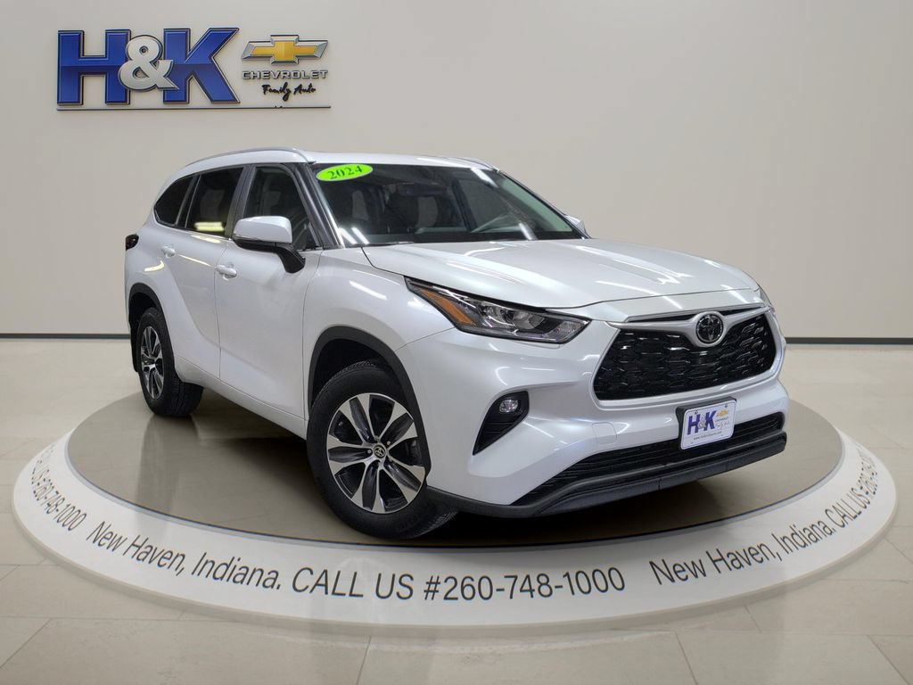 Used 2024 Toyota Highlander XLE AWD/4WD image 1