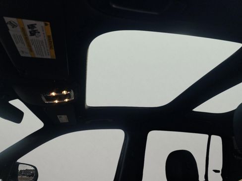 Used 2021 Mercedes-Benz GLB 250 4MATIC w/ Premium Package image 18