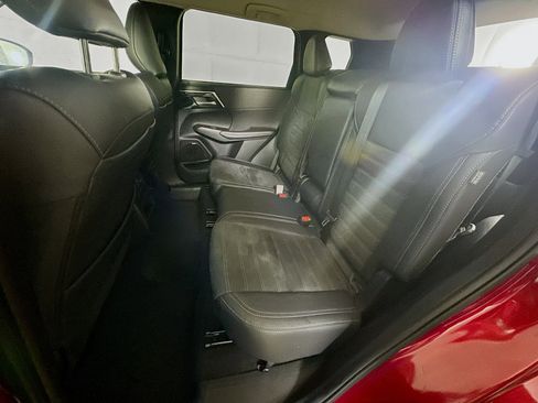 Used 2025 Mitsubishi Outlander SE image 27