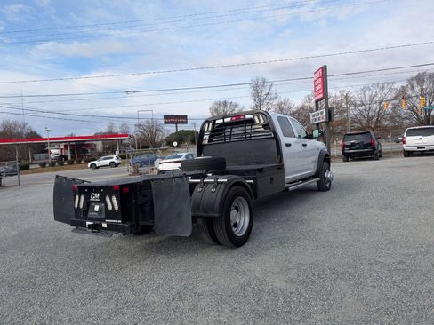 Used 2022 RAM 5500 Tradesman w/ Safety Group image 7