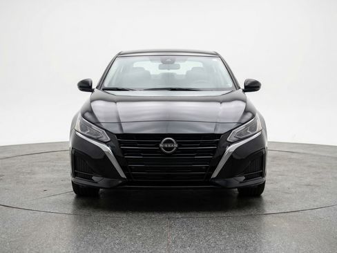 Used 2025 Nissan Altima 2.5 SV FWD image 2