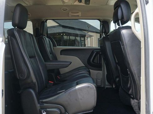 Used 2014 Chrysler Town & Country Touring FWD image 27