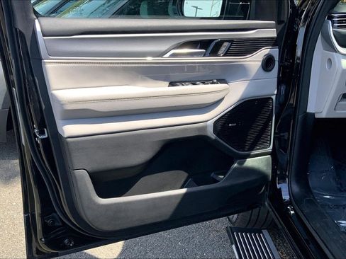 Used 2025 Jeep Wagoneer Series III w/ Premium Group I AWD/4WD image 17