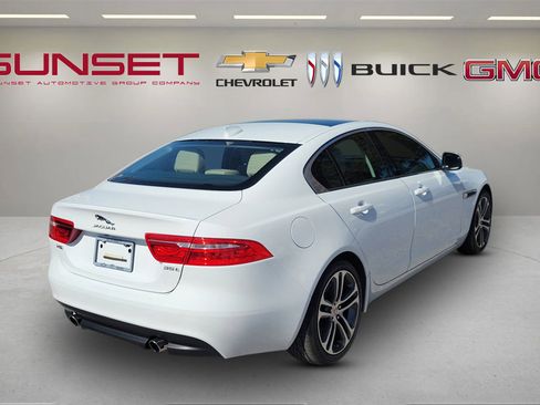 Used 2017 Jaguar XE Premium image 4