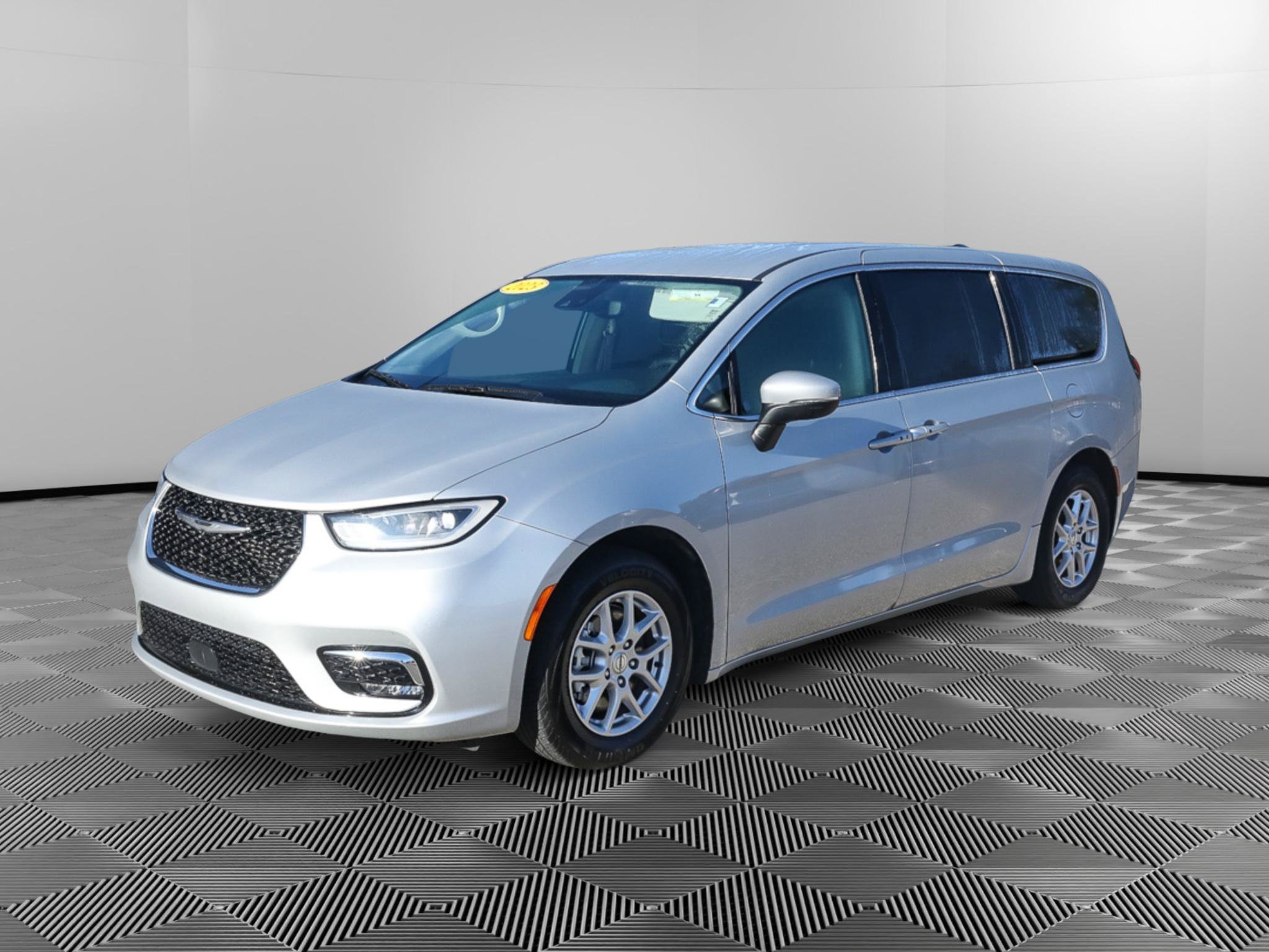 Used 2023 Chrysler Pacifica Touring-L FWD image 2