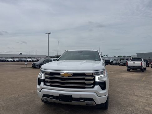 Used 2023 Chevrolet Silverado 1500 High Country w/ Technology Package AWD/4WD image 5